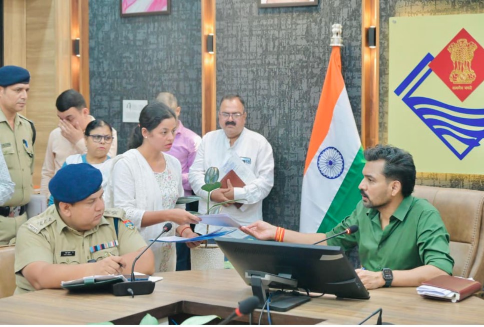 जन शिकायतों के निस्तारण में किसी भी तरह की लापरवाही या अनावश्यक देरी बर्दाश्त नहीं- डीएम