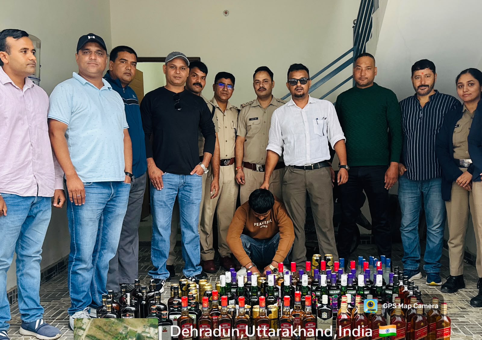 देहरादून में शराब की अवैध होम डिलीवरी का खुलासा, स्कूटी से मिलीं 95 बोतल विदेशी शराब और 28 बीयर कैन