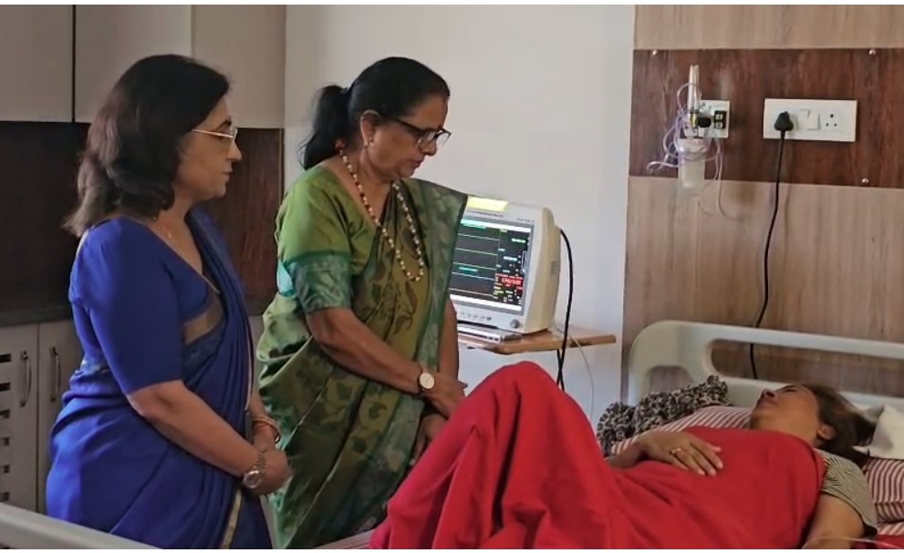 अस्पताल में भर्ती मंत्री रेखा आर्य की स्थिति का संज्ञान लेने पहुंचीं महिला आयोग अध्यक्ष