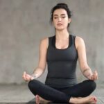 घर बैठे-बैठे रहना चाहते हैं फिट- तो वजन घटाने और मेटाबॉलिज़्म बढ़ाने के लिए इन योगासनों का करें अभ्यास