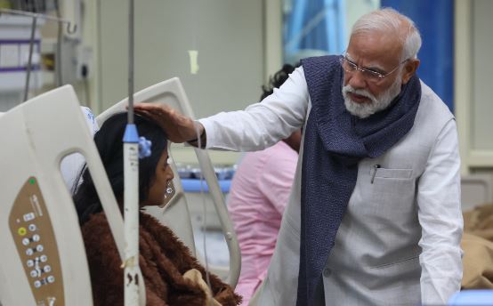 लाल किला धमाका पीड़ितों से मिले पीएम मोदी, दोषियों पर कड़ी कार्रवाई का दिया भरोसा