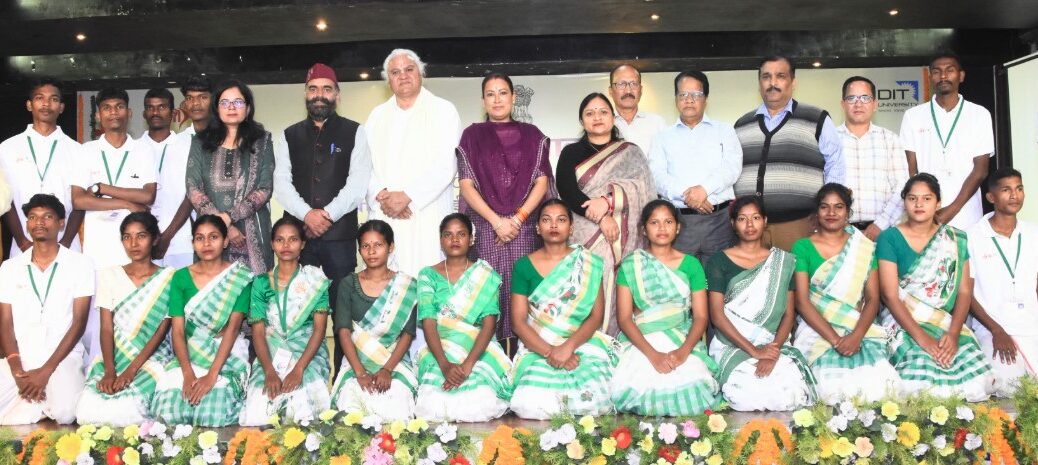 आदिवासी समाज को मुख्य धारा में लाना हम सब की जिम्मेदारी : रेखा आर्या