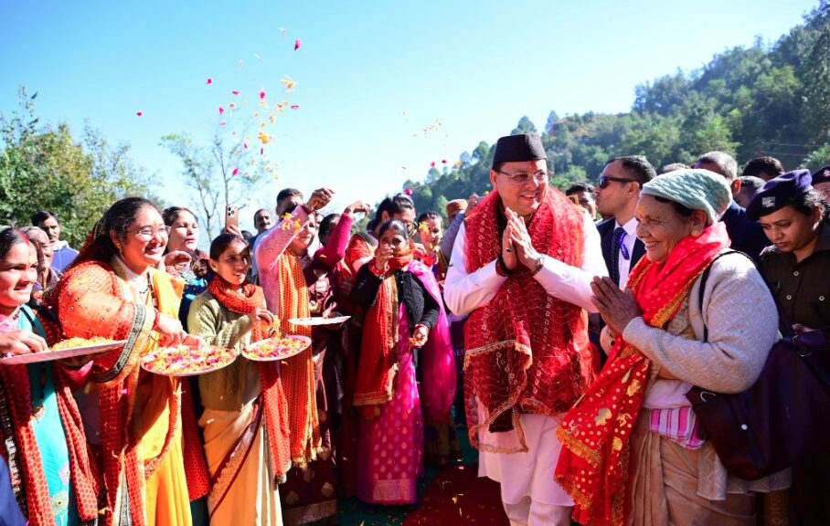 अपने पैतृक गांव पहुंचे मुख्यमंत्री धामी, ग्रामीणों ने किया स्वागत