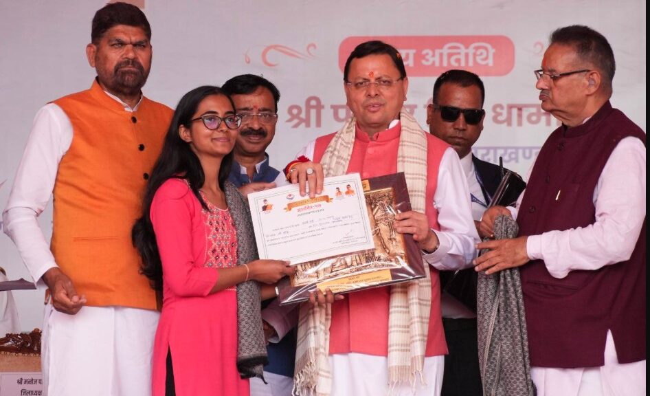 कृषक सम्मेलन में सम्मानित हुए किसान और लखपति दीदी