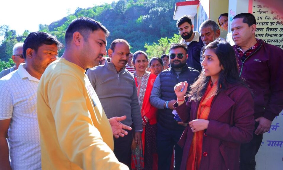 जिलाधिकारी स्वाति भदौरिया ने सुनीं ग्रामीणों की समस्याएं, मौके पर ही दिए समाधान के निर्देश